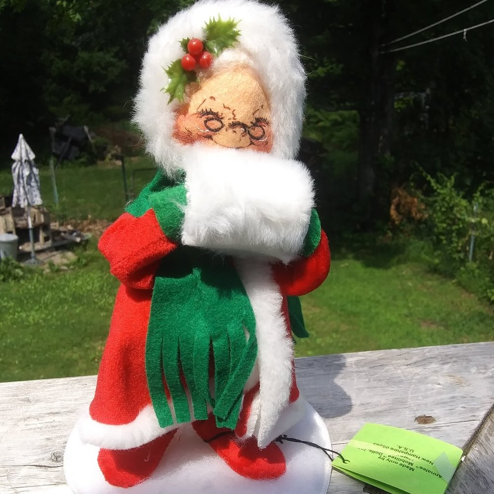 VTG Annalee Thorndike Mobilitee Doll Mrs Claus with muff and holly on her hat